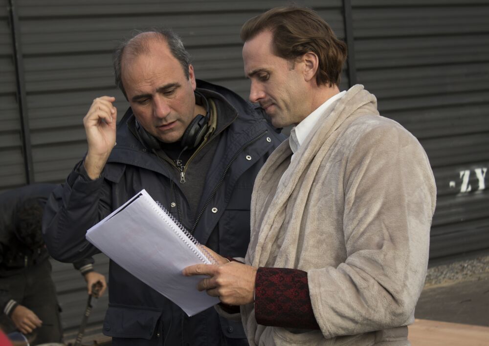 Juan Pablo Buscarini junto a Joseph Fiennes, durante el rodaje de El inventor de juegos